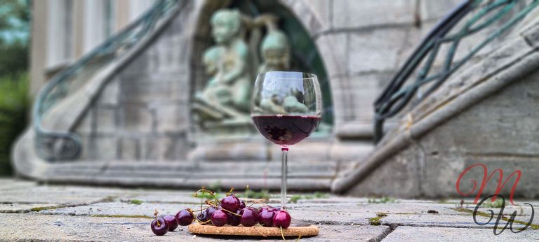 Bordeaux, Kirschen, Wein und Kleider