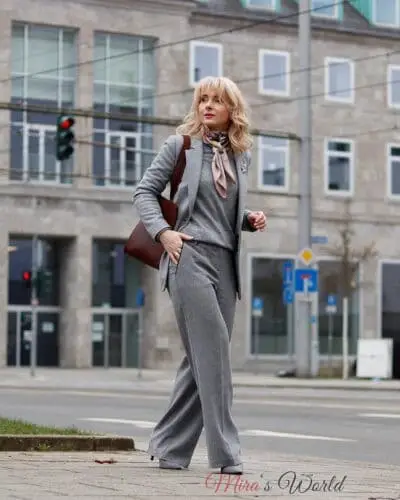 Frau in grauem Business-Anzug auf Straße